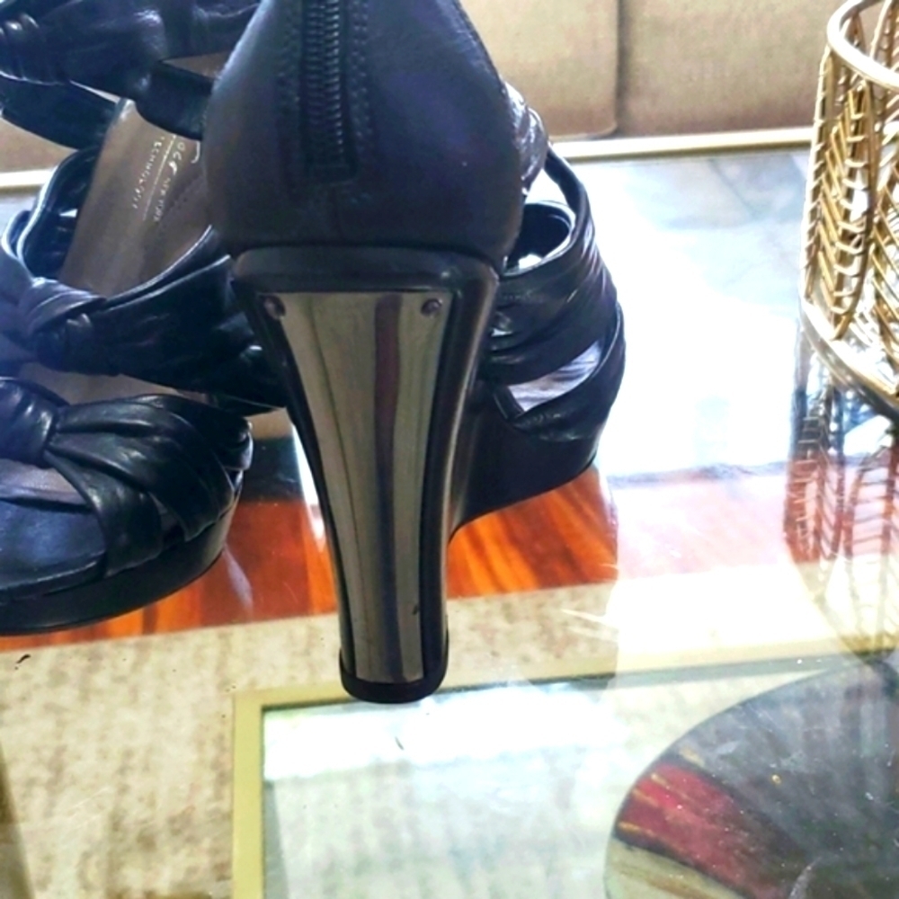 Kenneth Cole Why Knot Black leather wedge heel open toes covered back 6.… - Picture 4 of 9
